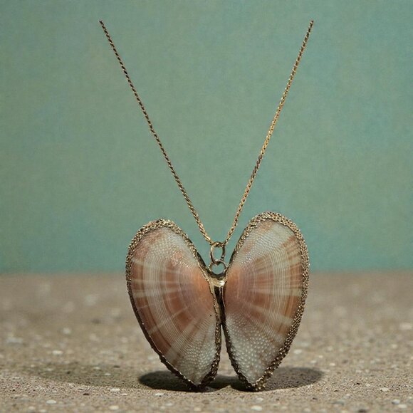 Heart-Shaped Seashell Pendant Necklace Gold-Plated Edge - Picture 12 of 12